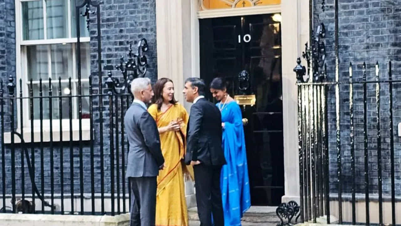 దీంతో పాటు ఇజ్రాయెల్, హమాస్ మధ్య నెలకొన్న సంక్షోభంపై ఇరువురు నేతలు చర్చించారు. ఉగ్రవాద సంస్థలు, తీవ్రవాద చర్యలను కూడా ఇద్దరు నేతలు ఖండించారు.