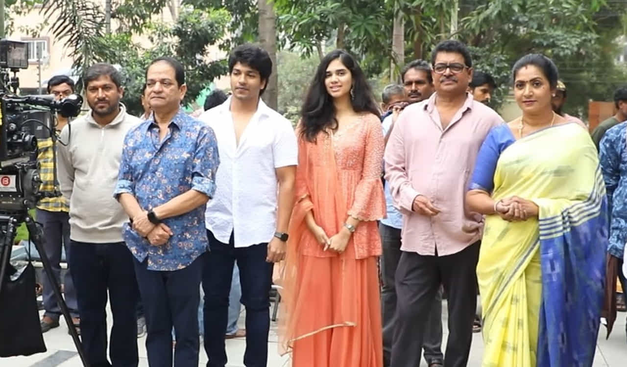 అయితే తాను ఇంకా రేసులోనే ఉన్నాను అని చెప్పడానికి మరో సినిమాను మొదలు పెట్టాడు ఈ దర్శకుడు. ఉషా పరిణయం అంటూ కొత్త సినిమాను అనౌన్స్ చేశాడు విజయభాస్కర్. శ్రీ కమల్, తాన్వి ఆకాంక్ష, సూర్య ఇందులో ప్రధాన పాత్రల్లో నటిస్తున్నారు. తన జోనర్ లోనే కామెడీ ఫ్యామిలీ ఎంటర్టైనర్ గా ఉషా పరిణయం వస్తుంది. ఈ సినిమాతో మళ్లీ తన కమ్ బ్యాక్ ఉంటుందని నమ్మకంగా చెప్తున్నాడు విజయ భాస్కర్. అది ఎంతవరకు వర్కౌట్ అవుతుందో చూడాలి.