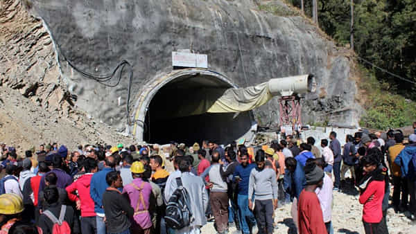 Uttarakhand Tunnel Rescue: సొరంగంలో చిక్కుకున్న 41 మంది కార్మికులు నేడు బయటకు.. సిద్ధంగా హెలికాప్టర్, అంబులెన్సులు