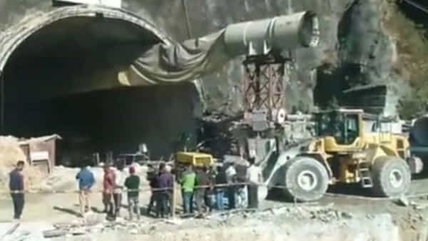 Uttarkashi: ఉత్తరాఖండ్లోని సొరంగంలో విరిగిపడిన కొండచరియలు.. చిక్కుకున్న 40 మంది కూలీలు
