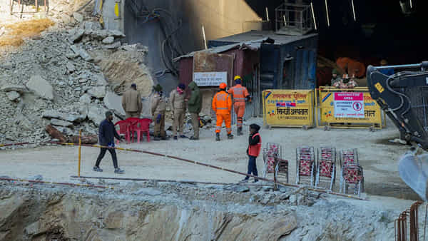 Tunnel Collapse: మాన్యువల్ డ్రిల్లింగ్కు అధికారులు రెడీ.. సహాయక చర్యలకు ఆటంకాలు.. ఆందోళనలో కార్మికుల కుటుంబాలు