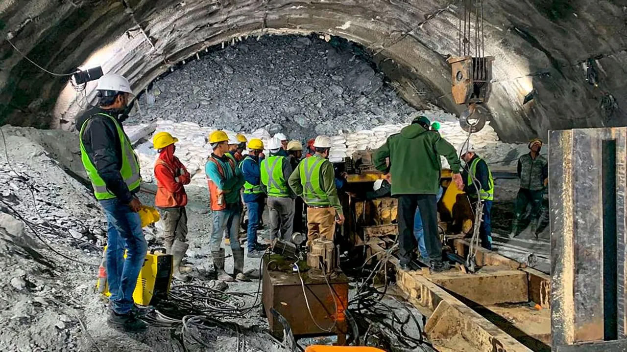 Tunnel Collapse: టన్నెల్లోని కార్మికుల ప్రాణాలకోసం కొనసాగుతున్న సెర్చ్ ఆపరేషన్.. థాయ్ ఏజెన్సీతో సంప్రదింపులు