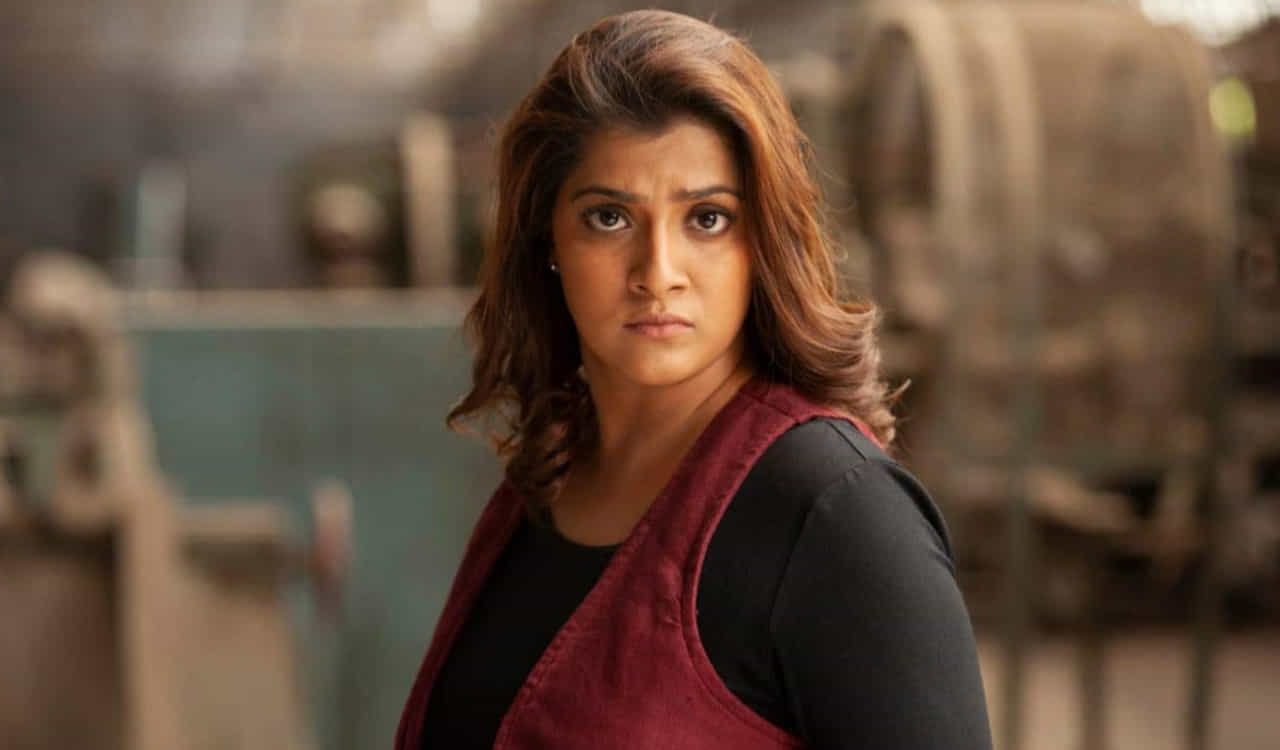 తెలుగులో తొలి సారి పోలీస్ కేరక్టర్ చేశానని అన్నారు నటి వరలక్ష్మీ శరత్కుమార్. ఆమె నటించిన కోటబొమ్మాళి పీయస్ ఈ నెల 24న విడుదల కానుంది. సినిమా చూసిన ప్రేక్షకులు భలే పాత్ర చేశారని మెచ్చుకుంటే చాలని అన్నారు వరలక్ష్మి.