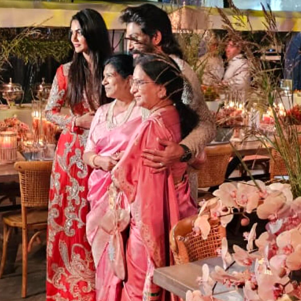 వరుణ్ తేజ్ పెళ్లి వేడుకలో ఐకాన్ స్టార్ అల్లు అర్జున్ ఫ్యామిలీ సందడి చేశారు. బన్నీ స్టైలిష్ లుక్ లో కనిపించాడు ఆకట్టుకున్నాడు. 