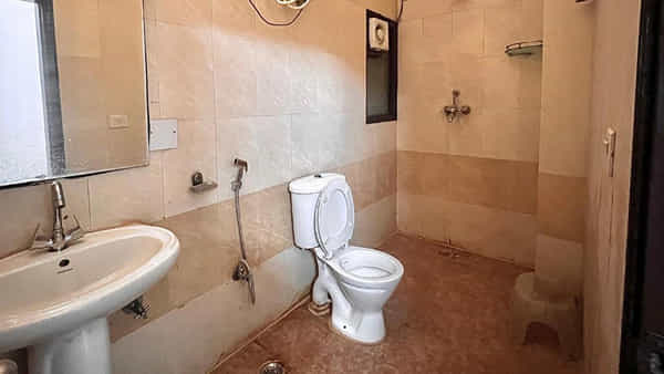 Vastu Tips: అటాచ్ బాత్రూమ్ల విషయంలో ఈ తప్పులు చేస్తున్నారా.? నష్టాలు తప్పవు..