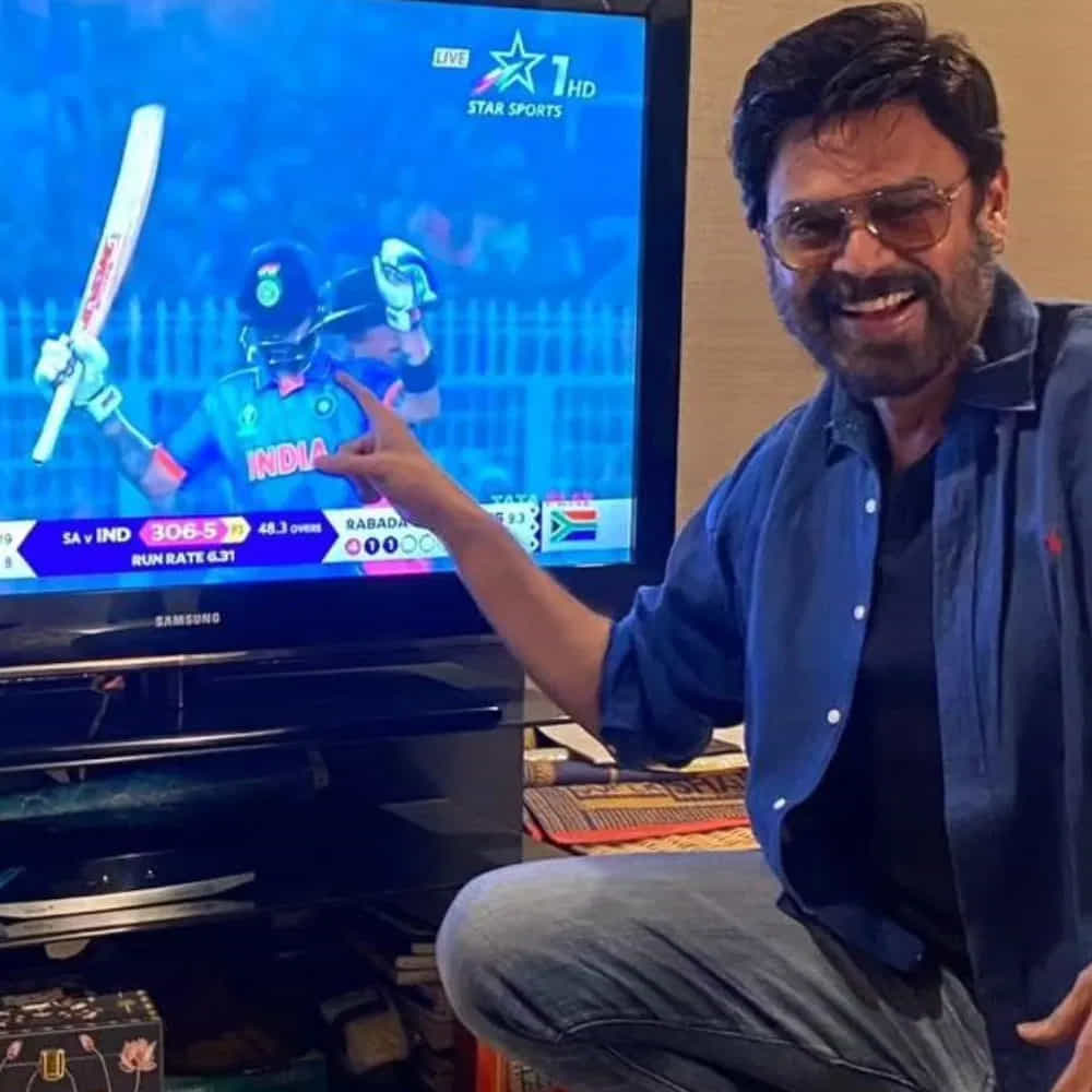 తన సోదరుడు, ప్రముఖ నిర్మాత సురేశ్ బాబుతో కలిసి సెమీఫైనల్ మ్యాచ్ చూసేందుకు ముంబై వెళ్లాడు వెంకీమామ. ఈ సందర్భంగా అక్కడకు వచ్చిన క్రీడా దిగ్గజాలతో సరదాగా సెల్ఫీలు దిగాడు.