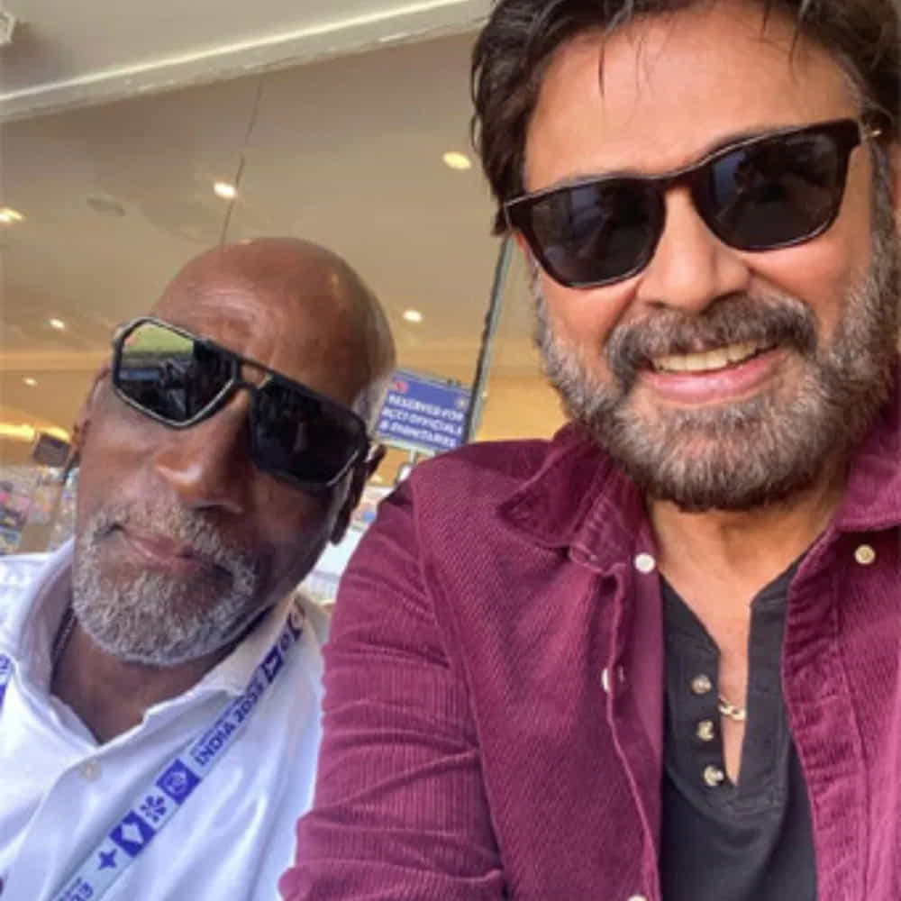 మొదట విండీస్ క్రికెట్ దిగ్గజం వివ్ రిచర్డ్స్ తో సెల్ఫీ దిగాడు వెంకీ మామ. దీనిని తన ఇన్స్టాగ్రామ్ స్టోరీలో షేర్ చేశాడు. ।ఇండియా, న్యూజిలాండ్ సెమీఫైనల్ మ్యాచ్ లో క్రికెట్ దిగ్గజం వివియన్ రిచర్డ్స్ ని కలవడం చాలా సంతోషంగా ఉంది' అనే క్యాప్షన్ తో ఈ ఫొటో పోస్ట్ చేశాడు వెంకీ.