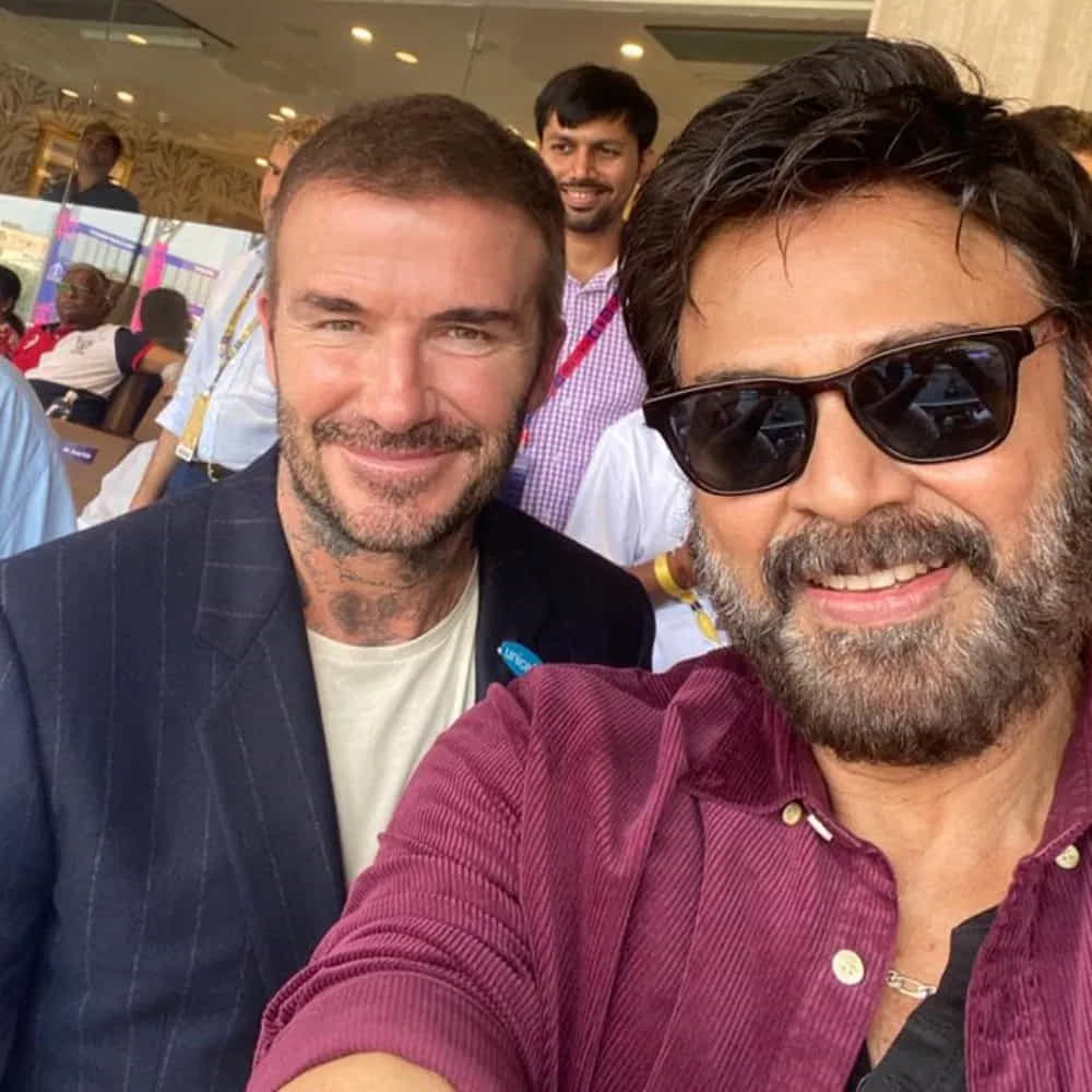 ఆ తర్వాత ఇంగ్లండ్ సాకర్ దిగ్గజం బెక్ హమ్తో కలిసి మరో సెల్ఫీ దిగాడు విక్టరీ వెంకటేష్. 'గ్రేట్ ఇన్నింగ్స్ చూడటానికి గ్రేట్ కంపెనీ దొరికింది' అంటూ దీనిని సోషల్ మీడియాలో షేర్ చేయగా అది కాస్తా వైరల్గా మారింది.