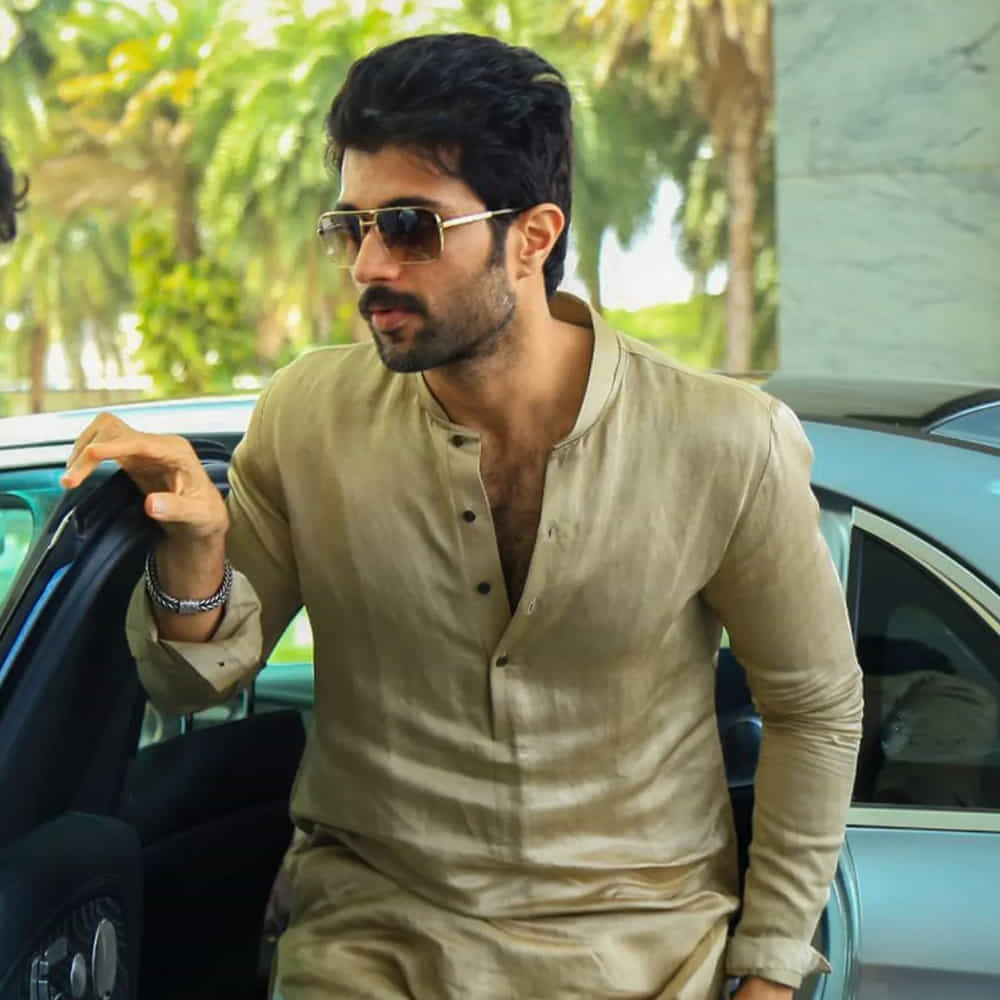 సర్కారు వారి పాట యావరేజ్గానే నిలవడం.. ఆ మధ్య మనోడిపైన బాగానే కాంట్రవర్సీలు రావడంతో పరశురామ్ కెరీర్కు కీలకంగా మారింది ఫ్యామిలీ స్టార్. మొన్న విడుదలైన టీజర్కు మంచి రెస్పాన్స్ రావడంతో అంచనాలు పెరిగిపోయాయి. దానికితోడు సోషల్ మీడియాలో ఐరెనే వంచాలా ఏంటి అనే లైన్ కూడా బాగా పేలింది.