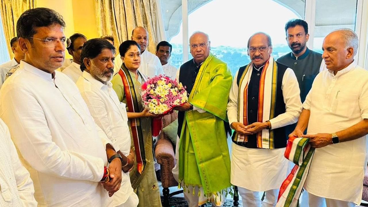 Vijayashanti: ఎన్నికలకు ముందు హస్తం పార్టీలో జోష్.. ఖర్గే సమక్షంలో కాంగ్రెస్లో చేరిన విజయశాంతి..