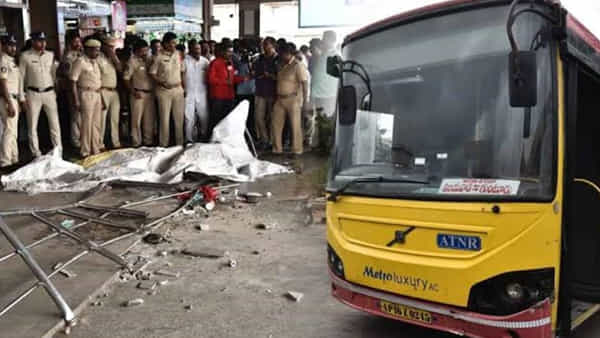 Vijayawada Bus Accident: గేర్ తప్పుగా మార్చడంతోనే ప్రమాదం.. విజయవాడ ఘటనలో ముగ్గురిపై చర్యలు