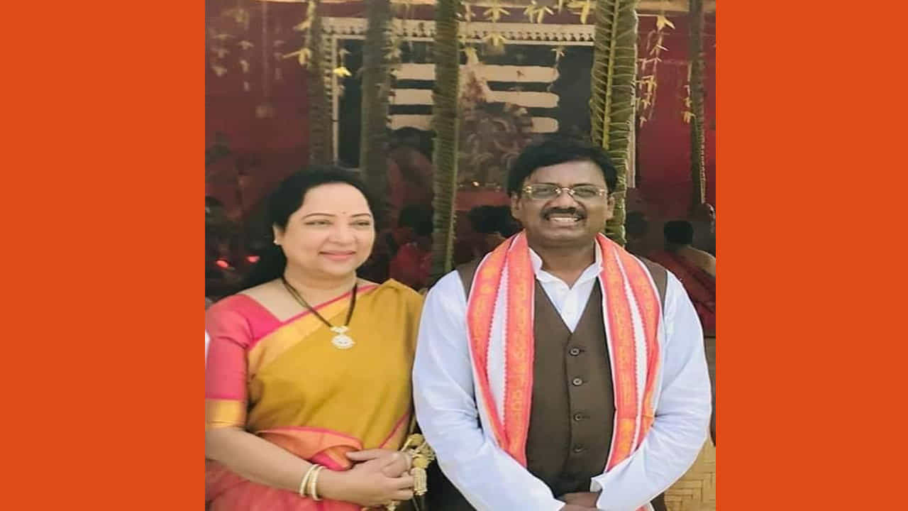 వివేక్ దాఖలు చేసిన అఫిడవిట్ ప్రకారం, అతని భార్య పేరుతో రూ. 41.5 కోట్ల విలువైన అప్పులు ఉన్నట్లు పేర్కొన్నారు. వివేక్ వార్షిక ఆదాయం 2019లో రూ. 4.66 కోట్ల నుండి గత ఆర్థిక సంవత్సరంలో రూ. 6.26 కోట్లకు పెరిగింది. అదే సమయంలో అతని భార్య ఆదాయం రూ. 6.09 కోట్ల నుండి రూ. 9.61 కోట్లకు పెరిగింది.