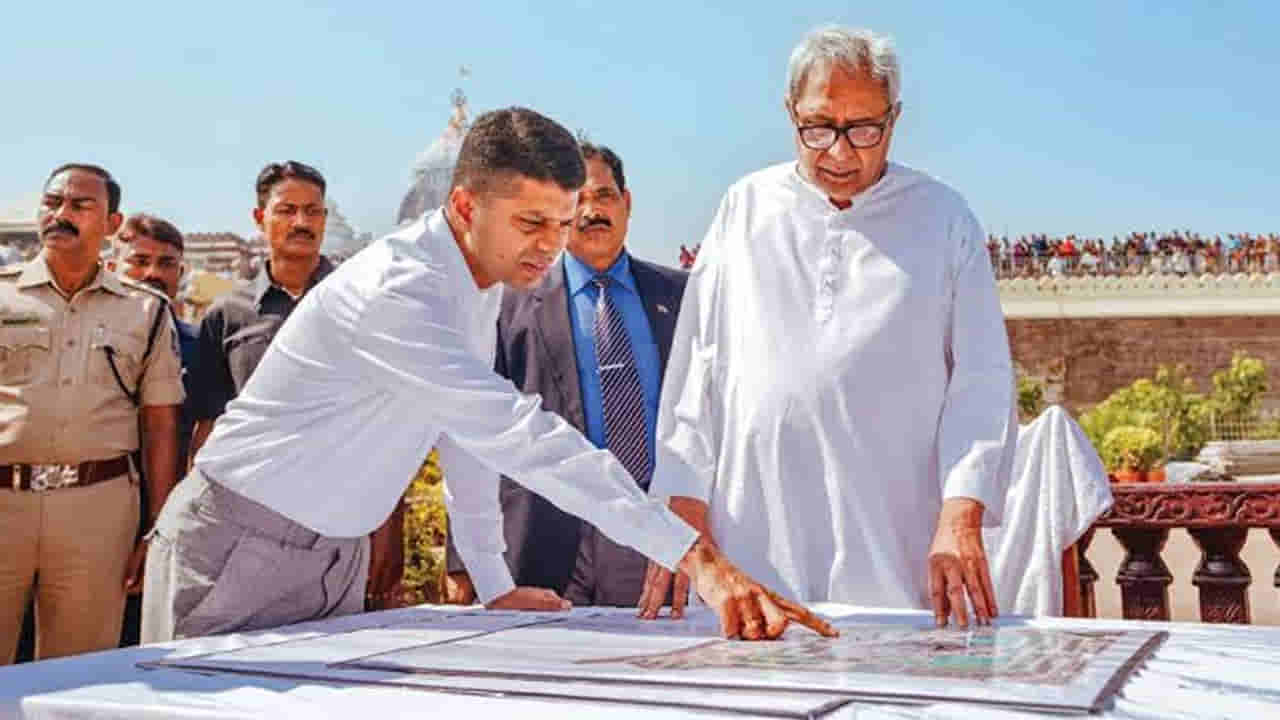 ఒడిశా రాజకీయాల్లో కీలక పరిణామం.. నవీన్ పట్నాయక్ వారసుడిగా ఐఏఎస్ అధికారి వీకే పాండియన్