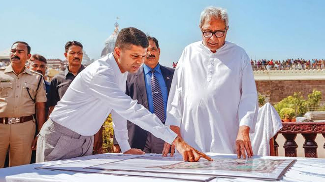 ఒడిశా రాజకీయాల్లో కీలక పరిణామం.. నవీన్ పట్నాయక్ వారసుడిగా ఐఏఎస్ అధికారి వీకే పాండియన్