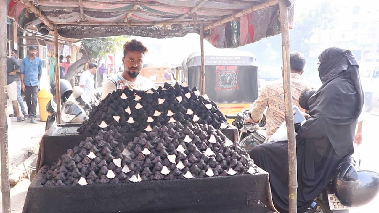 బరువు తగ్గాలనుకునే వ్యక్తులు నిస్సంకోచంగా తమ ఆహారంలో చేర్చుకోవచ్చు. ఎందుకంటే ఇందులో చాలా తక్కువ కేలరీలు, కొవ్వు ఉంటుంది. ఫిట్నెస్కు ఉపయోగపడుతుంది. దీన్ని తిన్న తర్వాత చాలా సేపు కడుపు నిండుగా ఉంటుంది. దీంతో మీకు ఆకలి తగ్గుతుంది. ఈ కారణంగా మీరు బరువు తగ్గడానికి ఇది ఒక గొప్ప ఎంపిక అవుతుంది.