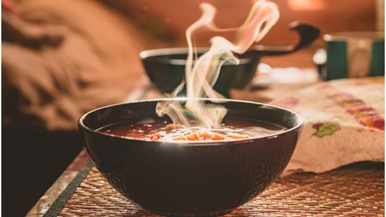 సీజన్ మారేకొద్దీ జలుబు, దగ్గు వంటి సమస్యలు తలెత్తడం సర్వసాధారణం. చలికాలంలో జలుబు, ఫ్లూతో బాధపడుతున్నట్లయితే మీ రోగనిరోధక శక్తి బలహీనంగా ఉందని అర్ధం. రోగనిరోధక శక్తి బలహీనంగా ఉన్న వారు మాత్రమే తరచుగా వ్యాధుల బారిన పడుతుంటారు. అందుకే ఈ కాలంలో ఆహారం విషయంలో ప్రత్యేక శ్రద్ధ తీసుకోవాలి. శరీరాన్ని లోపలి నుంచి వెచ్చగా ఉంచుకోవడం వల్ల ఆరోగ్య సమస్యలు రాకుండా నివారించుకోవచ్చు.