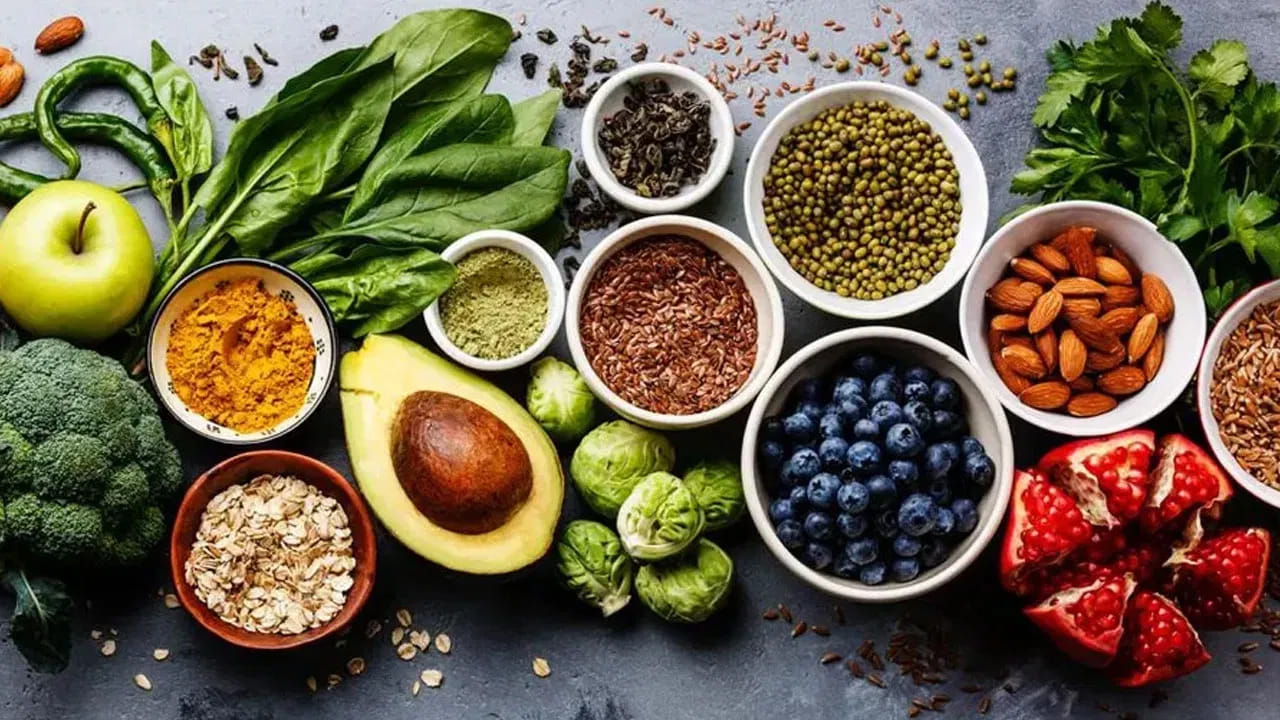 మధుమేహ వ్యాధిగ్రస్తులు, పీసీఒడీ బాధితులు అందరూ ఒకే ఆహార పద్దతిని అనుసరించకూడదు. అలాగే స్త్రీ పురుషుల ఆహారపు అలవాట్లు కూడా భిన్నంగా ఉంటాయి. వయస్సు, బరువు, శారీరక స్థితిని దృష్టిలో ఉంచుకుని డైట్ చార్ట్ తయారు చేసుకోవాలి. ముఖ్యంగా మహిళలకు ప్రత్యేక ఆహారం అవసరం. ఇంట్లో ఇంటి సభ్యులందరినీ చూసుకునే మహిళలు తమ ఆరోగ్యం గురించి పట్టించుకోరు. అయితే మహిళలు తమ ఆహారంలో తప్పనిసరిగా చేర్చుకోవాల్సిన కొన్ని ఆహారాలను నిపుణులు సూచిస్తున్నారు. అవి ఏమిటో ఈ రోజు తెలుసుకుందాం..