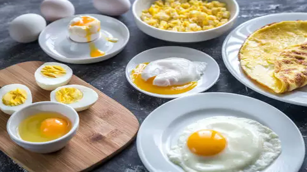 గుడ్లు.. దీనిలో ప్రొటీన్లతో పాటు విటమిన్ డి పుష్కలంగా ఉంటుంది. మహిళల్లో విటమిన్ డి సాధారణం కంటే తక్కువగా ఉంటుంది. ఈ పోషకం రోగ నిరోధక శక్తిని పెంచడానికి, ఎముకలను బలోపేతం చేయడానికి, దంతాలను బలోపేతం చేయడానికి, సరైన థైరాయిడ్ హార్మోన్ పనితీరును నిర్వహించడానికి సహాయపడుతుంది. కాబట్టి శరీరంలో విటమిన్ డి లోపం రాకుండా ఉండాలంటే గుడ్లు తినడం చాలా అవసరం.
