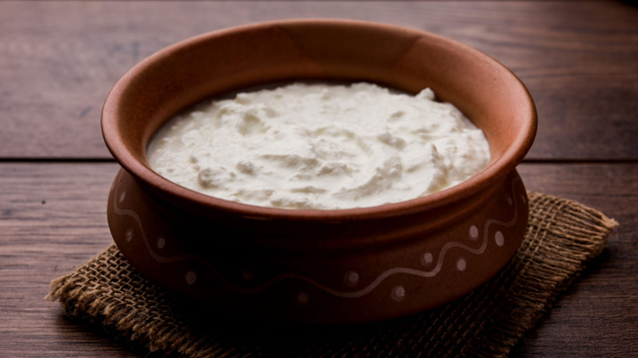 పెరుగు ప్రోబయోటిక్స్‌తో కూడిన గొప్ప ఆహారం. పెరుగులో మంచి బ్యాక్టీరియా ఉంటుంది. ఇది పేగులను ఆరోగ్యంగా ఉంచుతుంది. పెరుగు జీర్ణక్రియను మెరుగుపరుస్తుంది. అనేక వ్యాధుల ప్రమాదాన్ని తగ్గిస్తుంది. అంతేకాదు పెరుగులో క్యాల్షియం పుష్కలంగా ఉంటుంది. ఇది దృఢమైన ఎముకలు, దంతాలను నిర్మించడంలో సహాయపడుతుంది. యూరినరీ ట్రాక్ట్ ఇన్ఫెక్షన్‌తో బాధపడే మహిళలు రోజూ పెరుగు తీసుకోవాలి.
