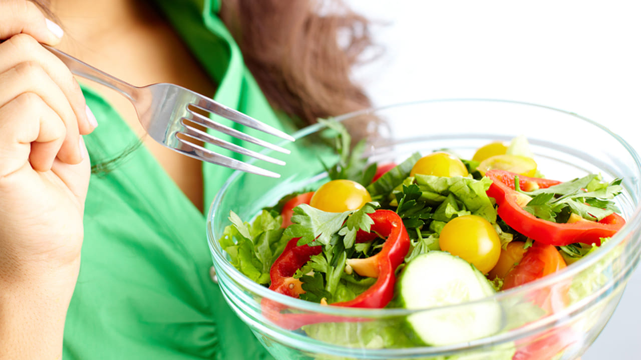 పీసీఒడీ, థైరాయిడ్, రక్తహీనత వంటి సమస్యలు మహిళల్లో సర్వసాధారణం. ఈ సమస్యలు రాకుండా ఉండాలంటే తాజా కూరగాయలు ఎక్కువగా తీసుకోవాలి. కూరగాయలలో ఫైబర్, ప్రోటీన్, విటమిన్ ఎ, విటమిన్ సి, ఐరన్ వంటి అవసరమైన పోషకాలు పుష్కలంగా ఉన్నాయి. కూరగాయలు అందమైన, మచ్చలేని చర్మాన్ని పొందడంలో కూడా సహాయపడుతుంది.