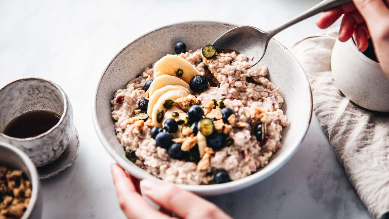 ఓట్స్ .. మహిళలకు బరువు నియంత్రణ చాలా ముఖ్యం . బరువు పెరగడం వల్ల మధుమేహం, పీసీఓడీ, కీళ్లనొప్పులు వంటి సమస్యలు వస్తాయి. బరువు తగ్గడానికి, మొత్తం ఆరోగ్యాన్ని కాపాడుకోవడానికి ఓట్స్ అల్పాహారంగా తీసుకోవచ్చు. ఓట్స్‌లో విటమిన్లు, ఫైబర్ పుష్కలంగా ఉంటాయి. ఇది బరువును అదుపులో ఉంచుతుంది.