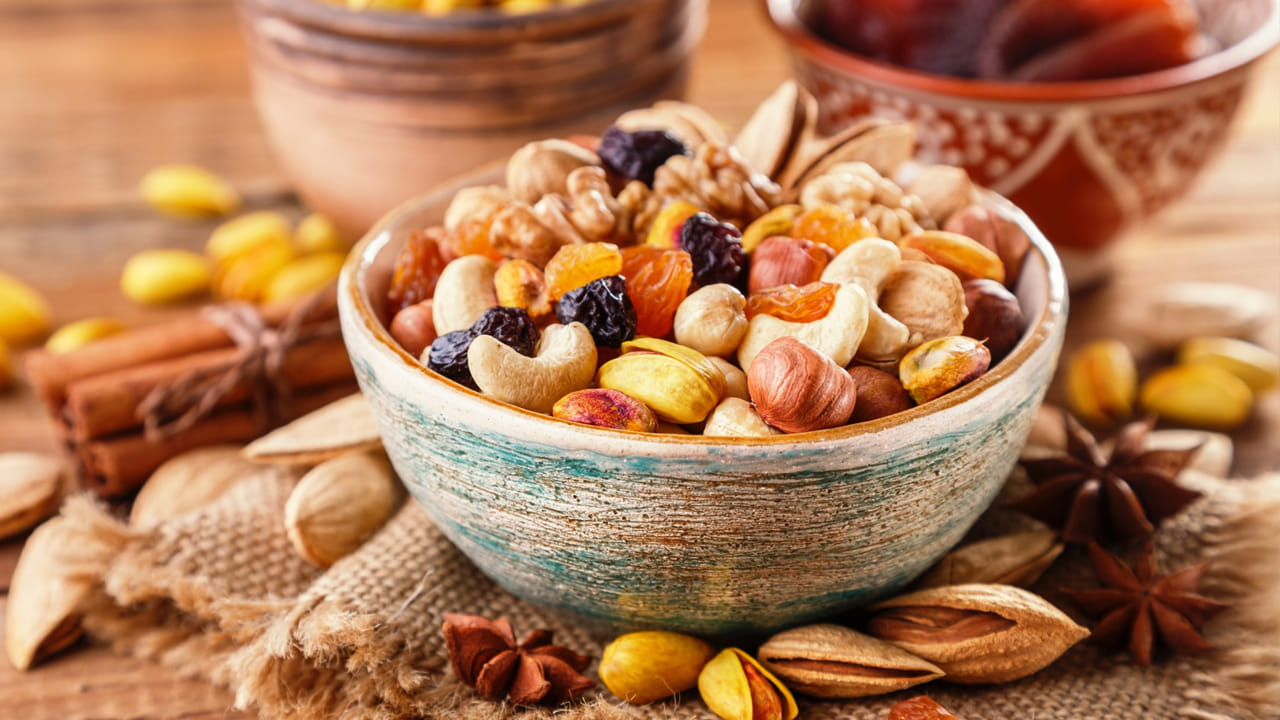 డ్రై ఫ్రూట్స్ .. అంటే వాల్‌నట్స్, బాదం, జీడిపప్పు వంటి రకరకాల నట్స్‌లో మంచి కొవ్వులు పుష్కలంగా ఉంటాయి. ఉదయాన్నే నిద్రలేచి నానబెట్టిన బాదంపప్పులను తింటే శరీరంలో పోషకాల కొరత ఉండదు. బాదంపప్పును స్నాక్‌గా కూడా తీసుకోవచ్చు. ఇవి ఎక్కువ సమయం కడుపు నిండుగా ఉంచుతుంది. డ్రై ఫ్రూట్స్‌తో పాటు చియా సీడ్స్, ఫ్లాక్స్ సీడ్స్ , గుమ్మడి గింజలు వంటి నట్స్ కూడా తినవచ్చు.