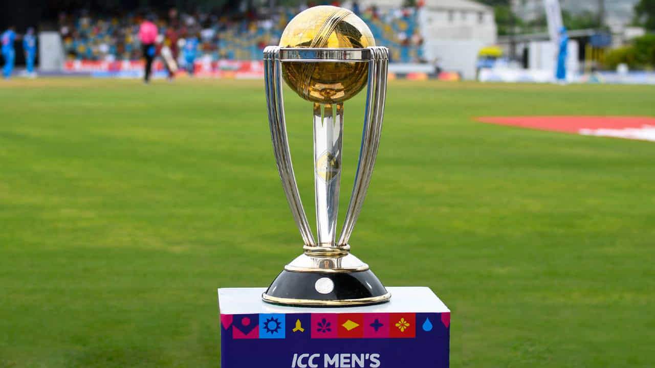 వన్డే ప్రపంచకప్ 2023 తుది దశకు చేరుకుంది. కేవలం మూడు మ్యాచ్ల్లో ఈసారి టైటిల్ విజేత ఎవరన్నది తేలిపోతుంది. నవంబర్ 15న ఇండియా, న్యూజిలాండ్ మధ్య మొదటి సెమీఫైనల్ జరగ్గా.. నవంబర్ 16న ఆస్ట్రేలియా, దక్షిణాఫ్రికా అమీతుమీ తేల్చుకోనున్నాయి. ఇదిలా ఉంటే.. ఈసారి వన్డే వరల్డ్కప్ విజేతగా నిలవనున్న జట్టు ఏకంగా జాక్పాట్ కొట్టనుంది.