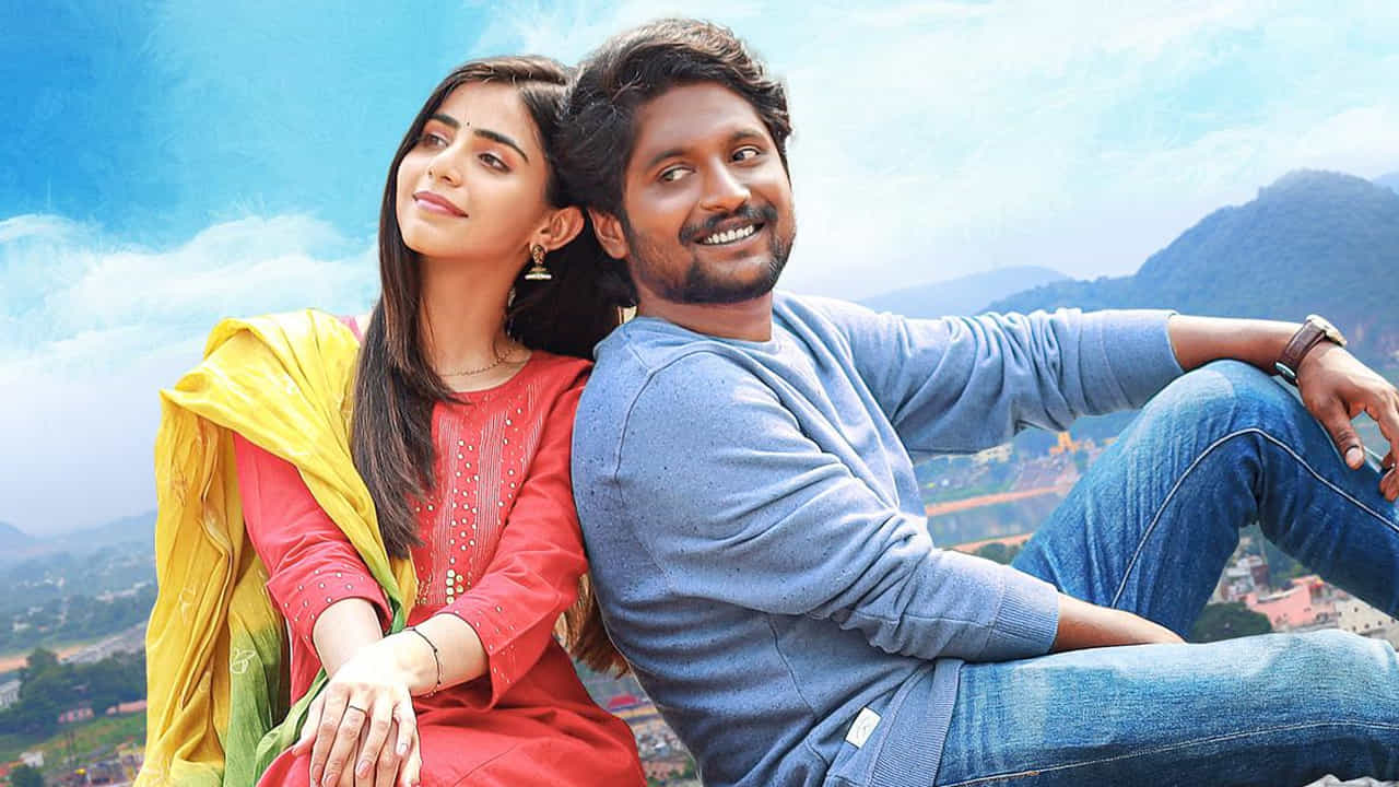 అదిరిపోయే విజయాలు ఇవ్వడమే కాదు.. కోటి రూపాయలకు పైగా రెమ్యునరేషన్ తీసుకునే స్థాయికి వచ్చేసారు. అందులో ముందుగా చెప్పుకోవాల్సిన పేరు సుహాస్. ఛాయ్ బిస్కెట్లో చిన్న చిన్న కామెడీ వీడియోలు చేసుకునే స్థాయి నుంచి 3 కోట్ల వరకు పారితోషికం తీసుకునే హీరోగా మారిపోయాడు సుహాస్. అసలు ఈయన ఎదుగుదల చూసి చాలా మందికి కుళ్లు వచ్చేస్తుందేమో..? అంతగా ఎదిగిపోతున్నాడు సుహాస్.
