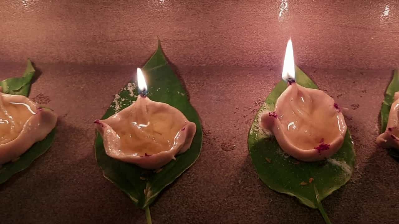 ఈ యమ దీపాన్ని ఎలా వెలిగిస్తారంటే: వరి పిండి తీసుకుని నాలుగు ముఖాల దీపాన్ని తయారు చేసుకోవాలి. ఇందులో ఆవ నూనె వేసి నాలుగు ఒత్తులు పెట్టి.. ఇంటి బయట దక్షిణ దిశగా ఈ దీపాన్ని వెలిగించాలి. ఈ దీపం పెట్టడం వల్ల కుటుంబం మొత్తం ఆరోగ్యంగా, క్షేమంగా ఉంటారని నమ్మిక.