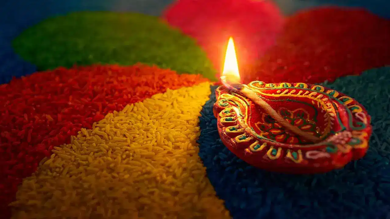 పురాణాల ప్రకారం.. ధన త్రయోదశి రోజు యముడికి దీపం వెలిగిస్తే సంతోషిస్తాడట. కుటుంబ సభ్యుల భద్రత కోసం ఈ దీపం వెలిగిస్తారని పురాణాలు చెబుతున్నాయి. దీన్ని యమ రాజుకు దీప దానం, యమ దీపం అని కూడా అంటారు.