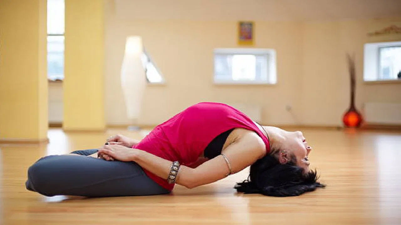 మత్స్యాసనం: మత్స్యాసనం లేదా చేపల భంగిమ అనేది ఒత్తిడిని తగ్గించడానికి, విశ్రాంతిని అందించడంలో సహాయపడుతుంది. ఈ ఆసనాన్ని వేసేటప్పుడు.. ముందుగా వెల్లకిలా పడుకోవాలి. కాళ్లతో పద్మాసనం చేసి, తలపైకి లేపుతూ తుంటి వంచాలి. చేతులతో కాళ్ల బొటన వేళ్లను పట్టుకోవాలి. లోతుగా ఊపిరి పీల్చుకుంటూ 15-20 సెకన్ల పాటు ఈ భంగిమలో ఉండాలి. 1-2 నిమిషాల తర్వాత సాధారణ స్థితికి రావాలి.