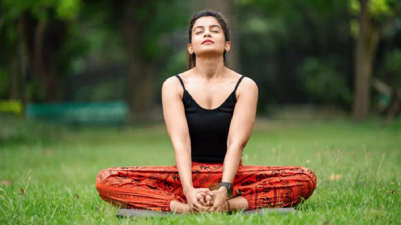 భద్రాసనం: భద్రాసనం లేదా సీతాకోకచిలుక భంగిమ అనేది విశ్రాంతినిచ్చే ఆసనం. ఇది ఒత్తిడిని తగ్గించడం ద్వారా అధిక రక్తపోటును నిర్వహించడంలో సహాయపడుతుంది. ఈ భంగిమను ఎలా వేయాలంటే.. కాళ్ళను ముందు చాచి కూర్చోవాలి. మోకాళ్ళను వంచి, పాదాల అరికాళ్ళను ఒకచోటికి చేర్చాలి. ఇప్పుడు మోకాళ్లను ప్రక్కకు విస్తరించాలి. చేతులతో పాదాలను పట్టుకోవాలి. ఇప్పుడు నెమ్మదిగా మోకాళ్లను పైకి క్రిందికి స్వింగ్ చేయాలి. వీపును నిటారుగా ఉంచాలి. దీర్ఘ శ్వాస తీసుకుంటూ 1-2 నిమిషాలు ఈ కదలికను చేయాలి.