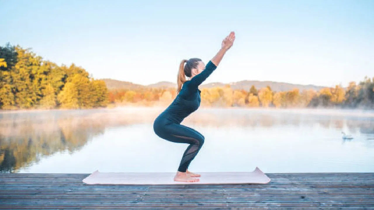 ఉత్కటాసనం: ఉత్కటాసనం లేదా కుర్చీ భంగిమ. శరీర కండరాలకు వ్యాయామం సమర్ధవంతంగా చేస్తుంది. ఈ ఆసనాన్ని ఎలా వేయాలంటే.. నిటారుగా నిలబడి పాదాలను దూరంగా ఉంచాలి. ఇప్పుడు చేతులను తలపైకి చాచుకుని, శరీరాన్ని కుర్చీలో కుర్చున్న భంగిమలో ఉంచాలి. వీపును నిటారుగా ఉంచాలి. ఛాతీ పైకి, చేతులు ముందుకు చాచండి. లోతుగా ఊపిరి పీల్చుకుంటూ సుమారు 30 సెకన్ల పాటు ఈ స్థితిలో ఉండాలి. నెమ్మదిగా ప్రారంభ దశకు రావాలి.