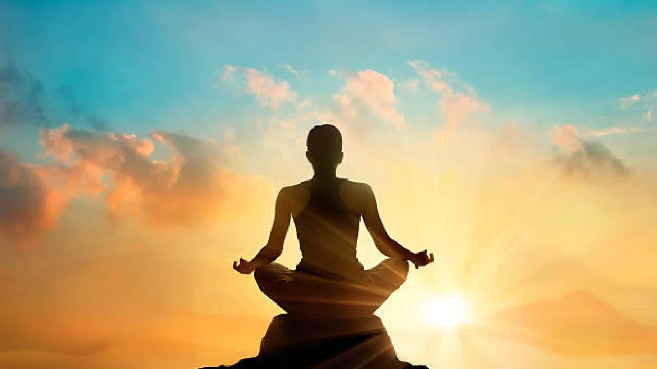 అస్తవ్యస్త జీవనశైలి కారణంగా నేటి కాలంలో ప్రతి ఒక్కరూ హైపర్టెన్షన్తో బాధపడుతున్నారు. హైపర్టెన్షన్ సరిగ్గా నిర్వహించబడకపోతే గుండెపోటు, మూత్రపిండాల వైఫల్యం వంటి అనేక ప్రాణాంతక వ్యాధులకు దారి తీస్తుంది. బీపీ సమస్య నివరణకు మెడిసిన్ తీసుకోవడంతో పాటు రెగ్యులర్ యోగా కూడా చేయాలంటున్నారు నిపుణులు. అధిక రక్తపోటును నియంత్రించే ముఖ్య ఆసనాలు ఇవే..