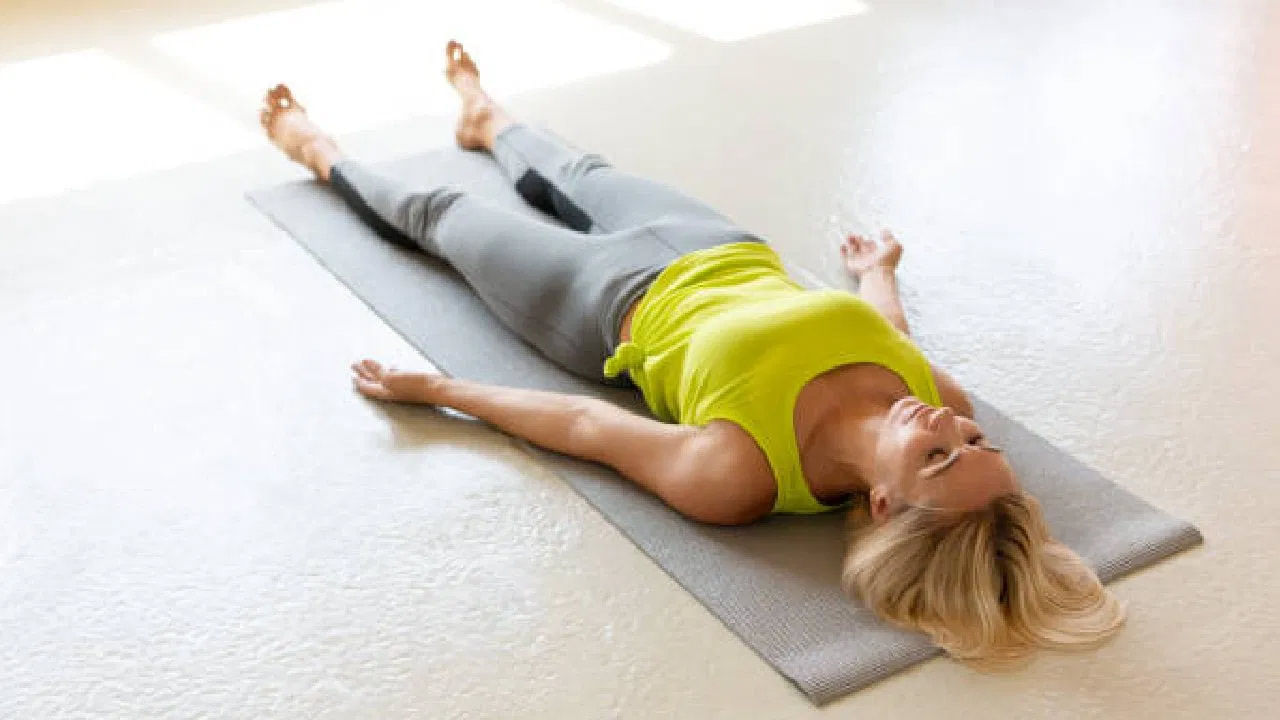 యాష్టికాసన: యాష్టికాసనాన్ని కర్ర భంగిమ అని కూడా అంటారు. ఇది రక్తపోటును నియంత్రించడంలో సహాయపడే సమర్థవంతమైన యోగాసనం. ఇది రక్త ప్రసరణను ప్రేరేపిస్తుంది. వెన్నెముకను సాగదీస్తుంది. ఒత్తిడిని తగ్గించడంలో, రక్తపోటును తగ్గించడంలో సహాయపడుతుంది. ఈ ఆసనం ఎలావేయంటే.. ముందుగా చాపపై వెల్లకిలా పడుకోవాలి. కాళ్ళు పూర్తిగా విస్తరించాలి. పాదాలను ఒకదానికొకటి సమాంతరంగా ఉంచాలి. చేతులను కూడా శరీరానికి దూరంగా విస్తరించాలి. మనస్సును ప్రశాంతంగా ఉంచుకోవాలి. ఊపిరి పీల్చుకుంటూ శరీరాన్ని పూర్తి పొడవుకు విస్తరించాలి. కొన్ని సెకన్ల పాటు ఈ భంగిమలో ఉండాలి. తర్వాత ప్రారంభ దశకు రావాలి.