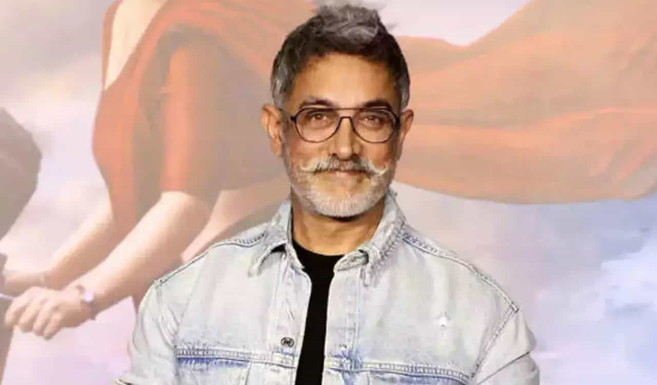 మిస్టర్ పర్ఫెక్షనిస్ట్ ఆమిర్ ఖాన్ కూడా సోషల్ మీడియాకు సెండాఫ్ ఇచ్చారు. 2021లో తన బర్త్ డే సందర్భంగా ఈ నిర్ణయం తీసుకున్నారు ఆమిర్. పర్సనల్ అప్డేట్స్ ఏవి సోషల్ మీడయా వేదికగా షేర్ చేయనని తేల్చి చెప్పిన ఆమిర్... తన సినిమాల అప్డేట్స్ మాత్రం ఆమిర్ ఖాన్ ప్రొడక్షన్స్కు సంబంధించిన పేజెస్లో వస్తాయని క్లారిటీ ఇచ్చారు.