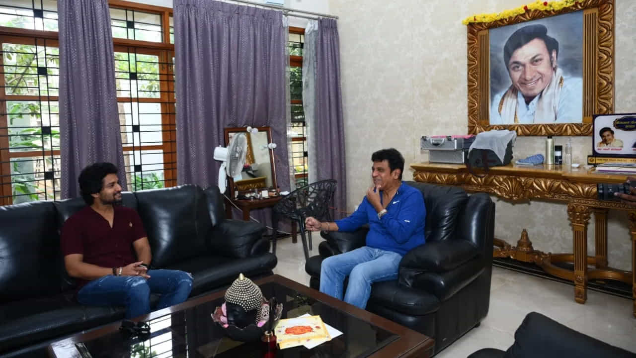 మంగళవారం (డిసెంబర్ 5) బెంగుళూరులో 'హాయ్ నాన్న' సినిమా పాత్రికేయుల సమావేశం నిర్వహించారు. అంతకు ముందే కన్నడ సూపర్‌ స్టార్ శివ రాజ్‌కుమార్‌ను కలిశాడు నాని.