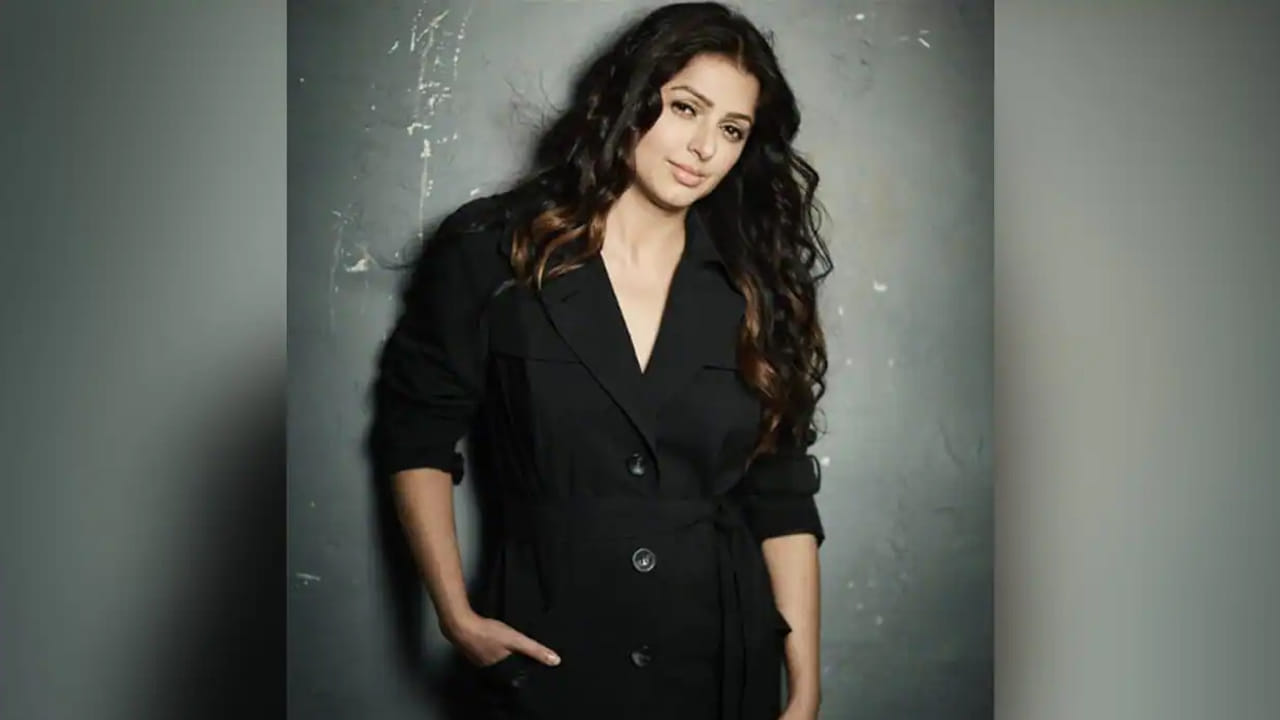 ఇక సెకెండ్‌ ఇన్నింగ్స్‌లోనూ స్పెషల్‌ రోల్స్‌తో సందడి చేస్తోందీ అందాల తార. నాని ఎంసీఏలో మెరిసిన ఈ సీనియర్‌ భామ ఇటీవల ‘కిసీ కా భాయ్‌ కిసీ కి జాన్‌’ సినిమాలో వెంక‌టేష్ భార్య పాత్ర‌లో మెరిసింది. ప్రస్తుతం కంగనా రనౌత్‌ ఎమర్జెన్సీ సినిమాలో నటిస్తోంది. 
