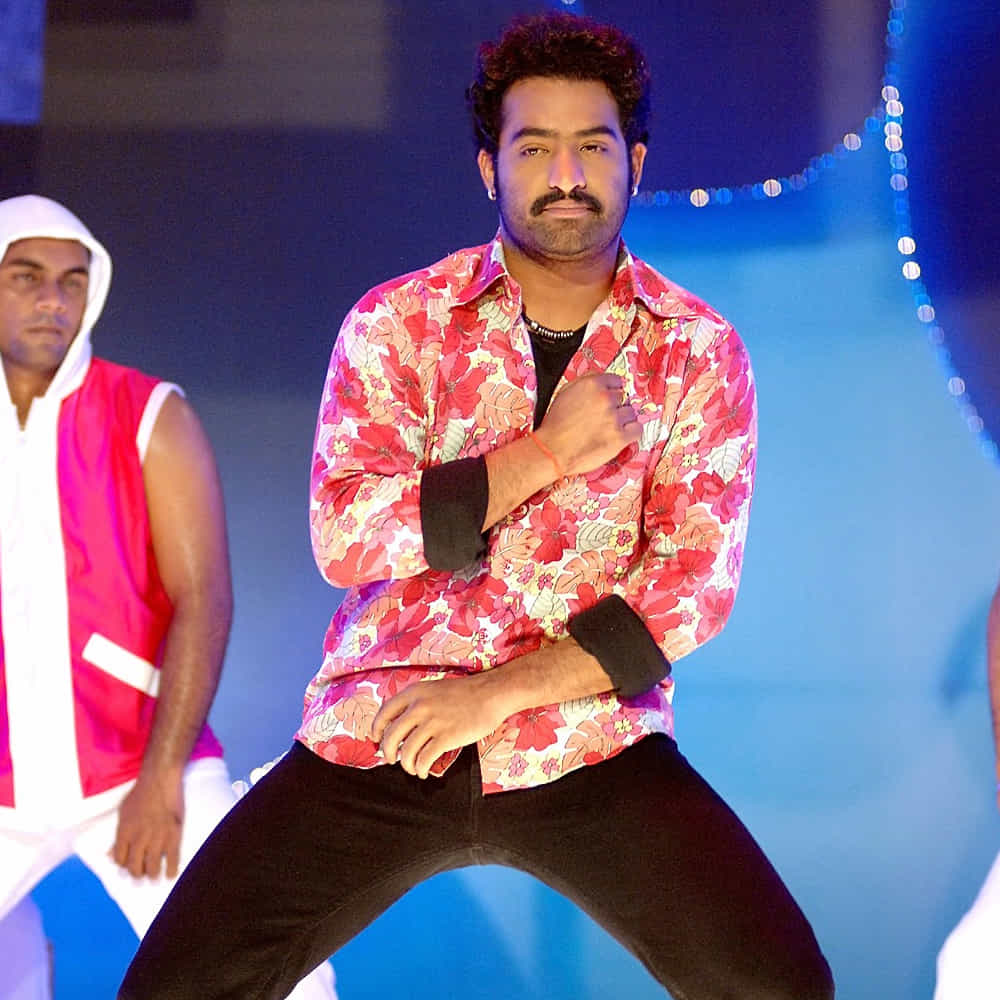 ఈ మధ్య కాలంలో కొత్త సినిమాల కంటే పాత సినిమాలే ఎక్కువగా రిలీజ్ అవుతున్నాయి. మొదట్లో వాటికి వచ్చిన రెస్పాన్స్ చూసి మిగిలిన నిర్మాతలు కూడా ఆసక్తి చూపించారు. కానీ రాను రాను స్టార్ హీరోల సినిమాలపై కూడా అభిమానులకు ఆసక్తి తగ్గిపోతుంది. అనవసరంగా వాళ్ళ కల్ట్ సినిమాలు మళ్లీ విడుదల చేసి పాడు చేస్తున్నారని ఫీలవుతున్నారు ఫ్యాన్స్.
