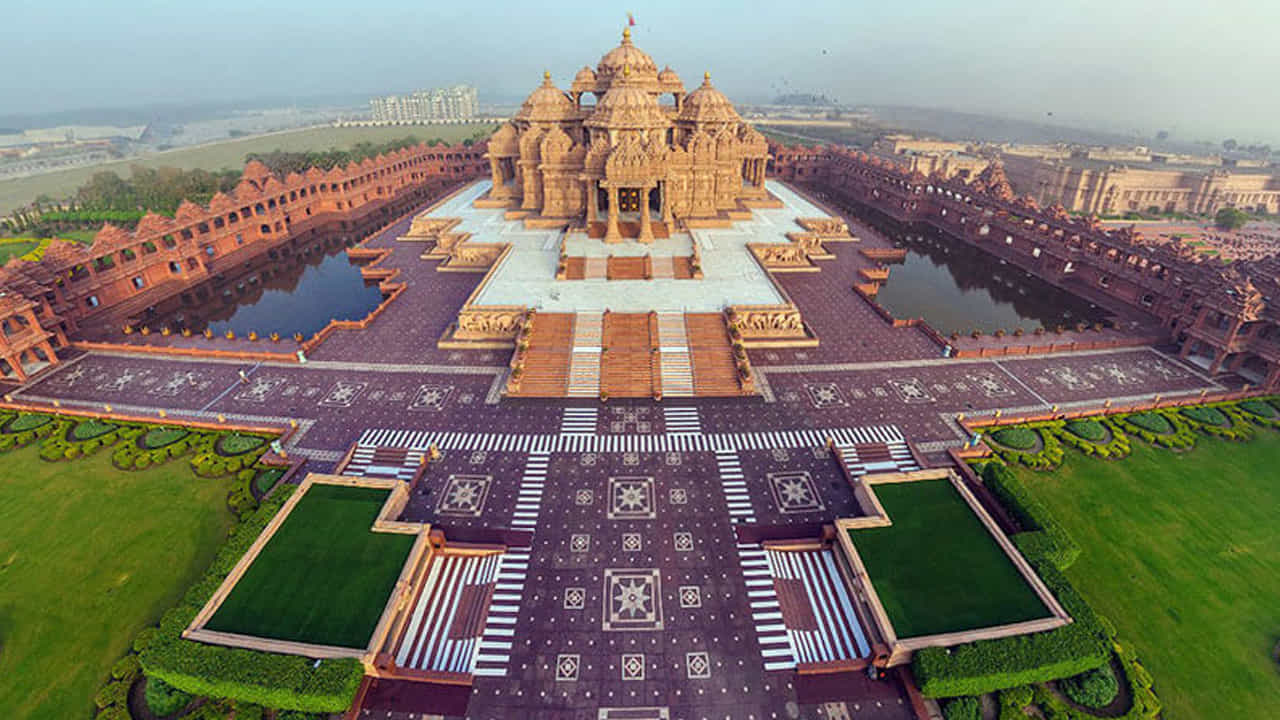 Akshardham Temple In Delhi- అక్షరధామ్ అంటే భగవంతుని దివ్య నివాసం అని అర్థం. ఇది భక్తి, స్వచ్ఛత, శాంతి లభించే ప్రదేశంగా ప్రసిద్ధి చెందింది. అక్షరధామ్ ఆలయ నిర్మాణం అక్షర పురుషోత్తం స్వామినారాయణ సంస్థ ఆధ్వర్యంలో జరిగింది. ఈ ఆలయం 59.3 ఎకరాల విస్తీర్ణంలో నిర్మించబడింది. ప్రపంచంలోనే అతి పెద్ద హిందూ దేవాలయ సముదాయం కావడంతో అక్షరధామ్ గిన్నిస్ బుక్ ఆఫ్ వరల్డ్ రికార్డ్స్లో చోటు సంపాదించుకుంది. ఈ ఆలయంలో భారతదేశపు పౌరాణిక నాగరికత అణువణువునా కనిపిస్తుంది.