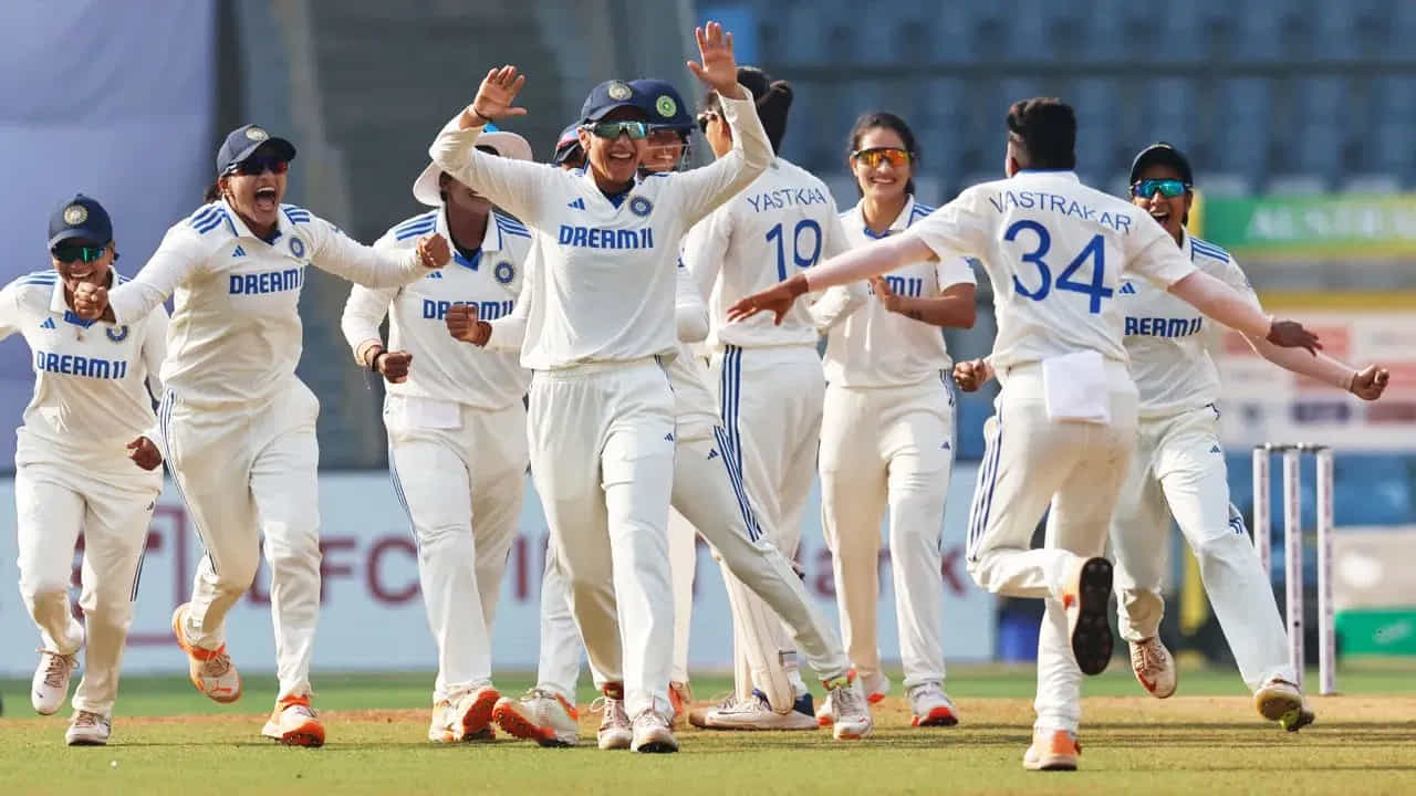 టెస్ట్ క్రికెట్ చరిత్రలో మొదటిసారి, హర్మన్ప్రీత్ కౌర్ స్వదేశంలో ఆస్ట్రేలియా జట్టును ఓడించి ట్రోఫీని ఎత్తి సంబరాలు చేసుకుంది. ఈ సమయంలో ఆసీస్ కెప్టెన్ అలిస్సా హీలీ ఫొటో గ్రాపర్గా మారిపోయింది. తన పర్సనల్ కెమెరాను తీసుకుని టీమ్ ఇండియా ఫొటోలు తీసింది.