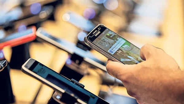 Amazon Year End sale: అమెజాన్ ఇయర్ ఎండ్ సేల్లో అదిరిపోయే ఆఫర్స్.. స్మార్ట్ ఫోన్స్పై..