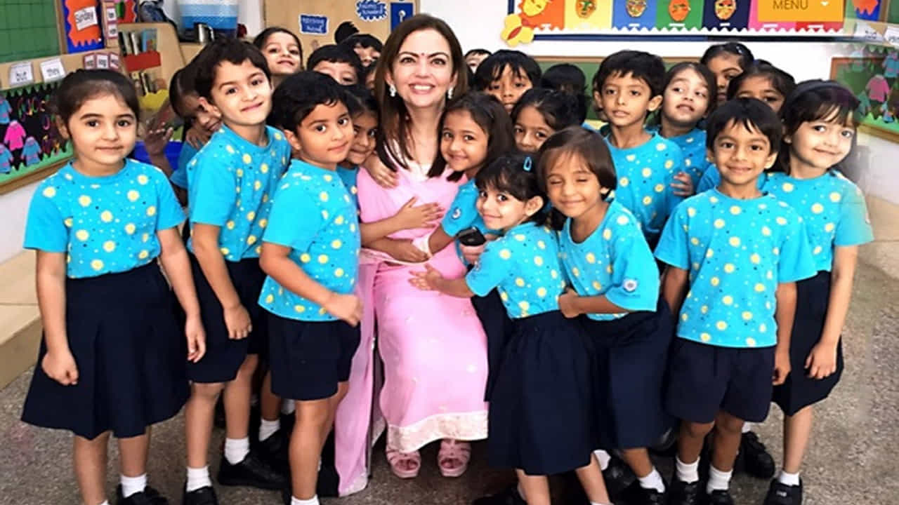 ఏ స్కూల్లో అయినా టీచర్గా పనిచేయాలంటే బీ-ఎడ్ క్వాలిఫికేషన్ తప్పనిసరిగా ఉండాలన్న సంగతి తెలిసిందే. కానీ ధీరూభాయ్ అంబానీ ఇంటర్నేషనల్ స్కూల్లో మాత్రం టీచర్గా చేరాలంటే 'ఫ్రెషర్'కి అవకాశం ఉండదు. ఐదేళ్ల టీచింగ్ అనుభవం తప్పనిసరిగా ఉండాలి.