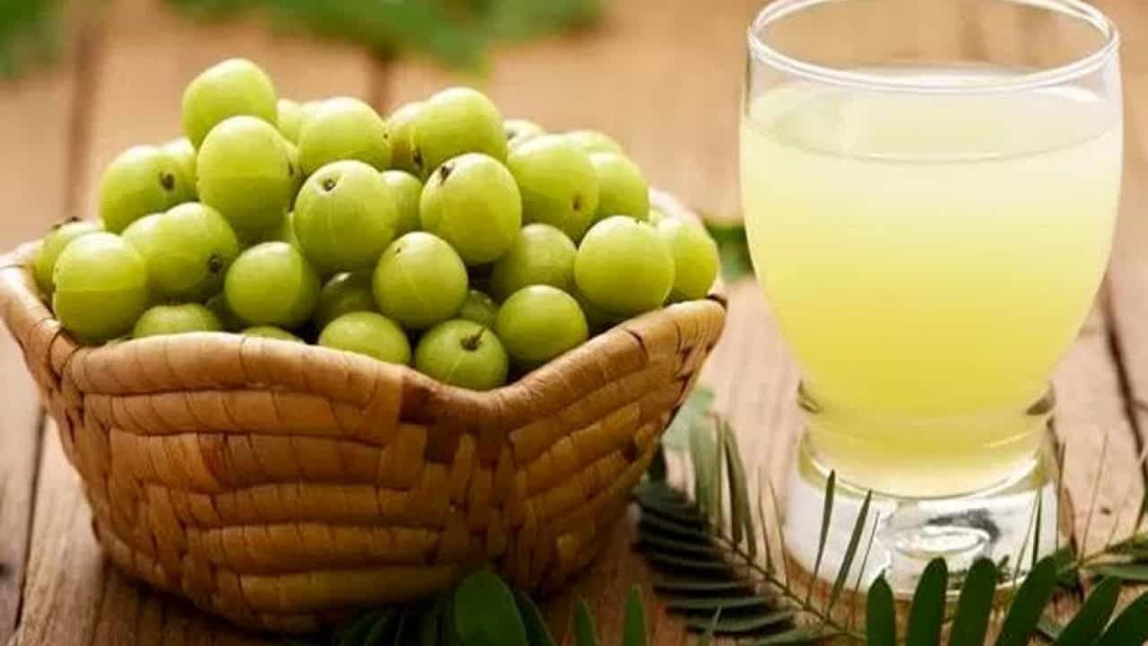 ఫైల్స్ సమస్యలతో ఇబ్బంది పడేవారు సైతం చలి కాలంలో ఉసిరి తినడం వల్ల ఆ సమస్యల నుంచి బయట పడొచ్చు. ప్రతి రోజు ఉసిరి రసం తాగడం వల్ల కంటి చూపు ప్రాబ్లమ్స్ కూడా దూరమవుతాయి. నోటి ఆరోగ్యం మెరుగు పడి, నోటి దుర్వాసన కూడా తగ్గుతుంది.