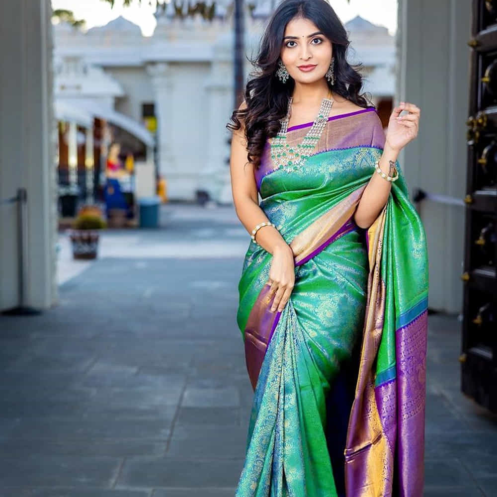 ఇటీవలే ఓ సినిమాతో ప్రేక్షకుల ముందుకు వచ్చింది. ఇక సోషల్ మీడియాలో ఈ చిన్నది చాలా యాక్టివ్ గా ఉంటూ తన ఫొటోలతో అభిమానులను కవ్విస్తూ ఉంటుంది. తాజాగా ఈ చిన్నది చీర కట్టులో కొన్ని ఫోటోలను పంచుకుంది.