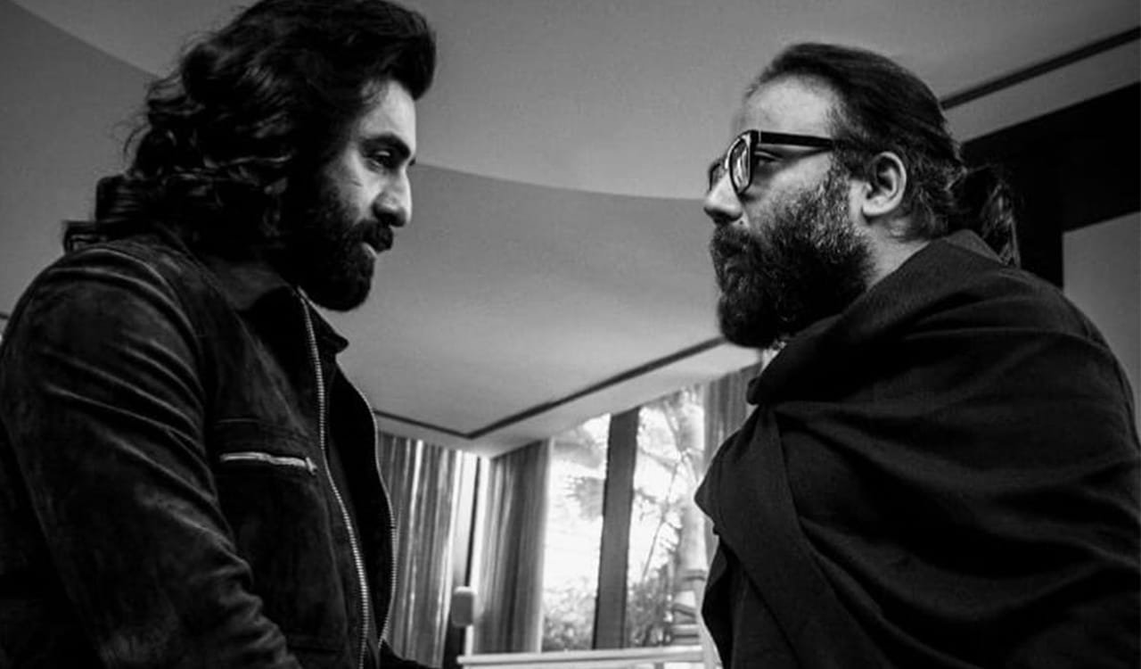 యానిమల్‌ సినిమాటిక్‌ బ్రిల్లియన్స్ చూసి మైండ్‌ బ్లోయింగ్‌ అయిందంటూ బన్నీ పెట్టిన మెసేజ్‌ చూసి వావ్‌ అంటున్నారు జనాలు. ఇంకా యానిమల్‌ మూవీ చూడని వాళ్ల గురించి రామ్‌గోపాల్‌ వర్మ చేసిన ట్వీట్‌ కూడా బాగానే వైరల్‌ అవుతోంది. సెలబ్రిటీల అప్రిషియేషన్‌ అందుకుంటున్న సందీప్‌రెడ్డి మీద స్పెషల్‌ ఫోకస్‌ పడుతోంది.