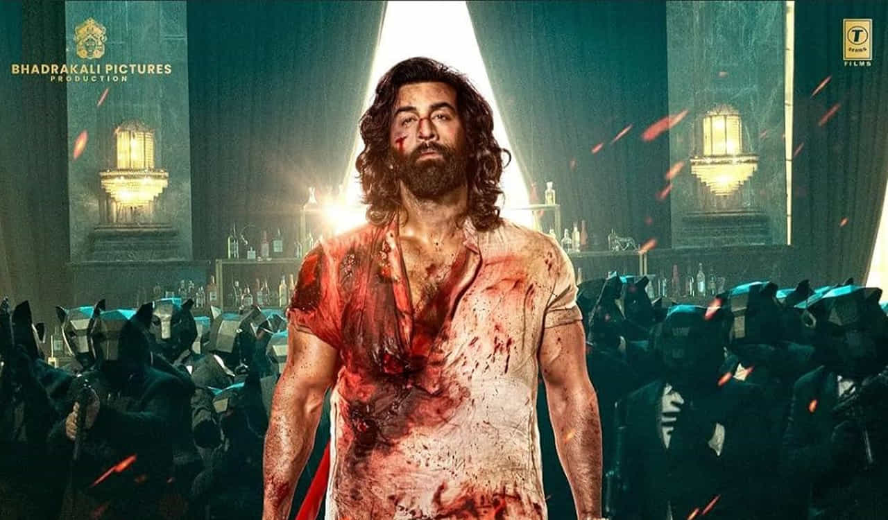 యానిమల్ సినిమా సక్సెస్లో భారీ గన్ సీన్ కూడా కీ రోల్ ప్లే చేసింది. తాజాగా ఆ గన్ మేకింగ్ గురించి ఇంట్రస్టింగ్ విషయాలు రివీల్ చేశారు ప్రొడక్షన్ డిజైనర్ సురేష్ సెల్వరాజన్. 5 నెలల పాటు కష్టపడి 500 కిలోల ఒరిజినల్ స్టీల్తో ఆ గన్ తయారు చేసినట్టుగా వెల్లడించారు. గన్ ఎలా ఉండాలి అన్న ఐడియా మాత్రం పూర్తిగా సందీపే ఇచ్చారన్నారు సురేష్.