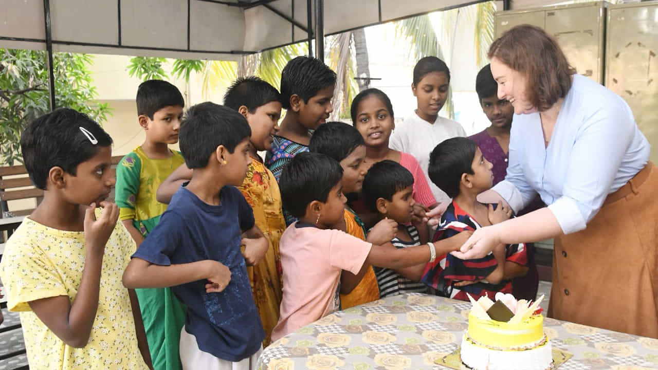 హైదరాబాద్ బాలాజీ స్వర్ణపురి కాలనీలో ఉన్న జీవోదయ హోమ్ ఫర్ ద చిల్డ్రన్లోని చిన్నారులతో అనా కొణిదెల క్రిస్మస్ సంబరాలు జరుపుకొన్నారు. ఈ సందర్భంగా చిన్నారులతో ఎంతో సరదాగా గడిపారామె. వారి బాగోగులు అడిగి తెలుసుకున్నారు.