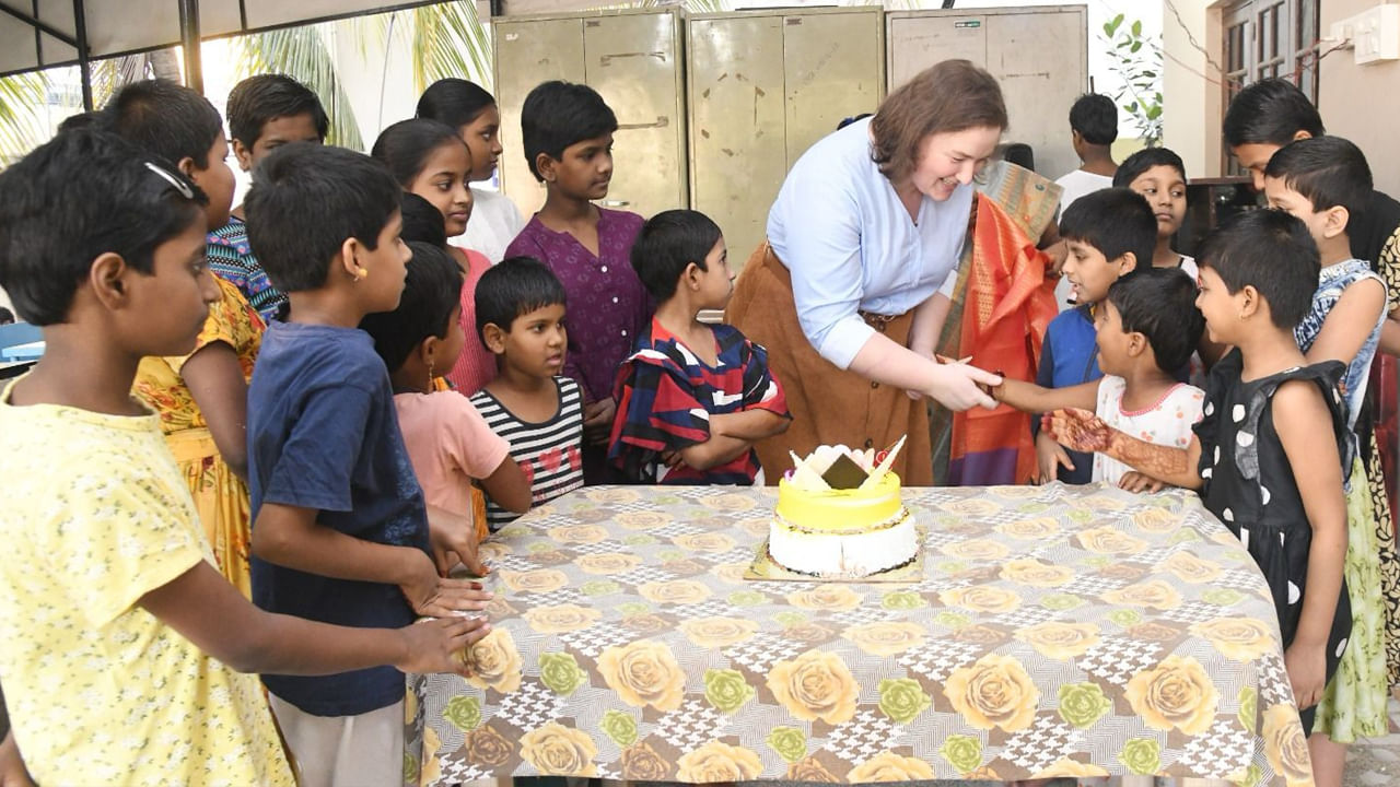  మరోవైపు క్రైస్తవ సోదరులందరికీ క్రిస్మస్‌ శుభాకాంక్షలు తెలిపారు పవన్‌ కల్యాణ్‌. సామాజిక విలువలు చైతన్యవంతం కావాలంటే క్రీస్తు బోధించిన శాంతి, సహనం, ఔదార్యం సర్వదా ఆచరణీయమని జనసేన అధినేత పేర్కొన్నారు. 