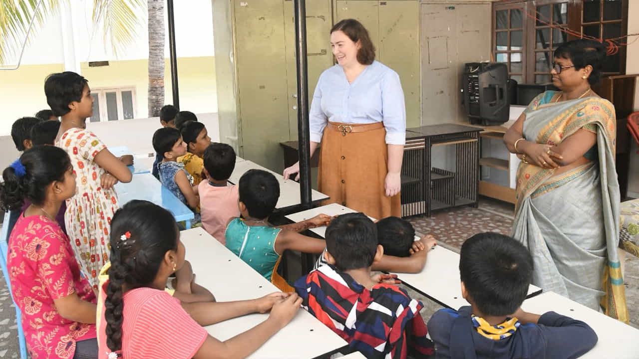పవర్ స్టార్ పవన్ కల్యాణ్ సతీమణి అనా కొణిదెల తన మంచి మనసును చాటుకున్నారు. స్థానికంగా ఉండే ఓ అనాథ శరణాలయానికి వెళ్లిన ఆమె అక్కడి పిల్లలతో కలిసి క్రిస్మస్ సంబరాలు చేసుకున్నారు. పిల్లలతోనే కేక్ కటింగ్ చేయించి అందరికీ పంచారు.